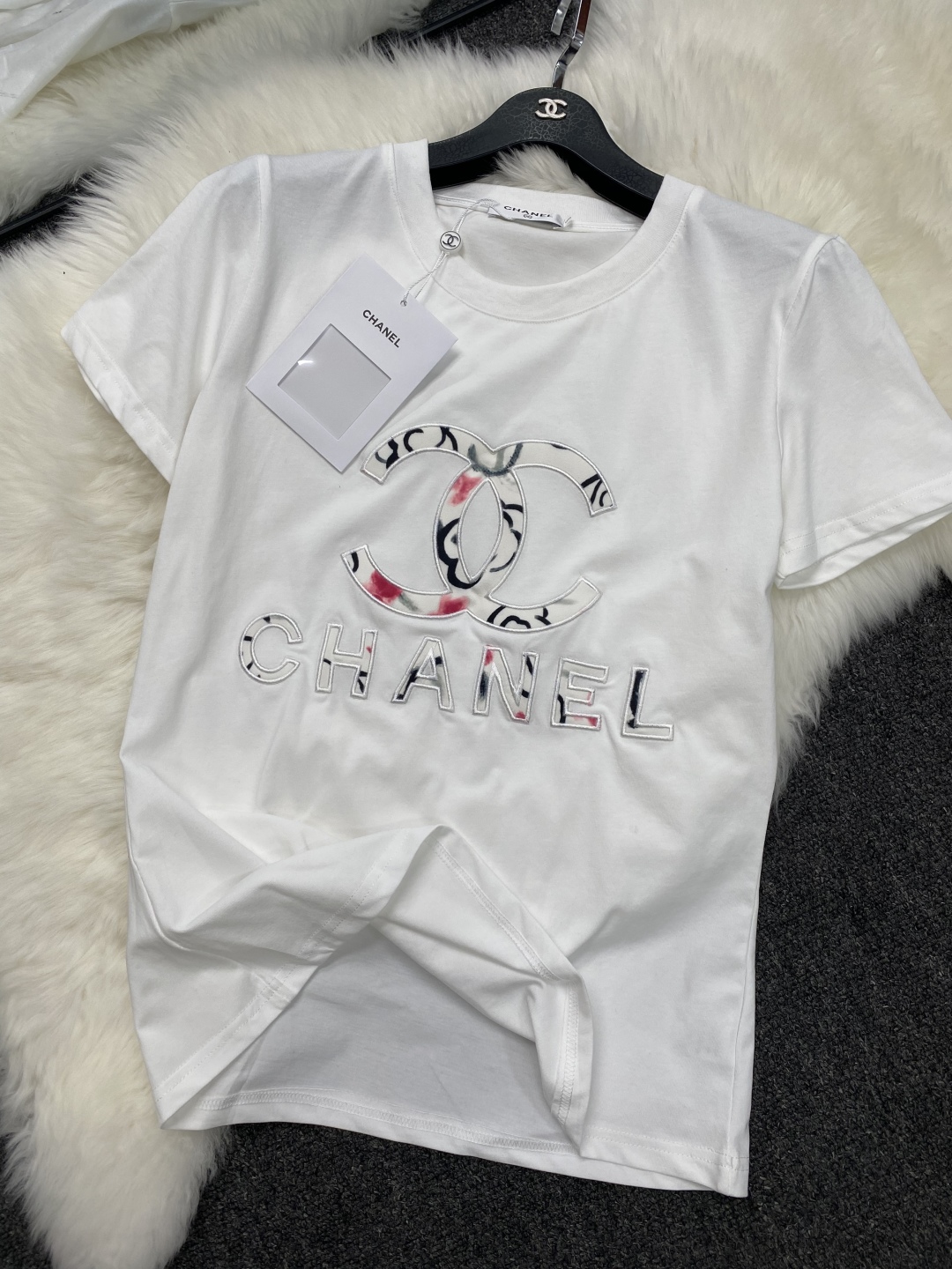 CHANEL高仿短袖T恤 女士圓領印花LOGO上衣 白色百搭款2025新款|超A仿原單精品圖片 12 CHANEL高仿短袖T恤 女士圓領印花LOGO上衣 白色百搭款2025新款|歐美奢侈品精品推薦