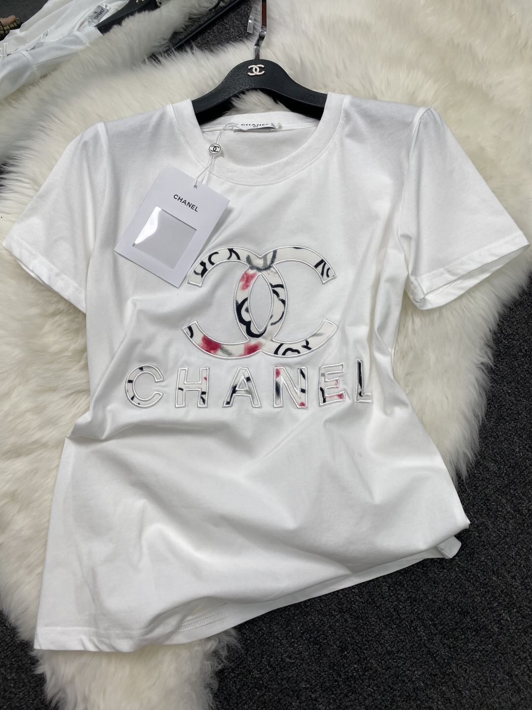 CHANEL高仿短袖T恤 女士圓領印花LOGO上衣 白色百搭款2025新款|超A仿原單精品圖片 11 CHANEL高仿短袖T恤 女士圓領印花LOGO上衣 白色百搭款2025新款|歐美奢侈品精品推薦