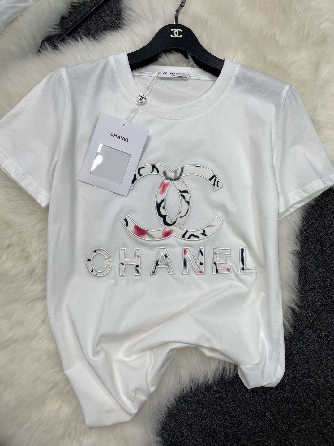 CHANEL高仿短袖T恤 女士圓領印花LOGO上衣 白色百搭款2025新款|超A仿原單精品圖片 10 CHANEL高仿短袖T恤 女士圓領印花LOGO上衣 白色百搭款2025新款|歐美奢侈品精品推薦