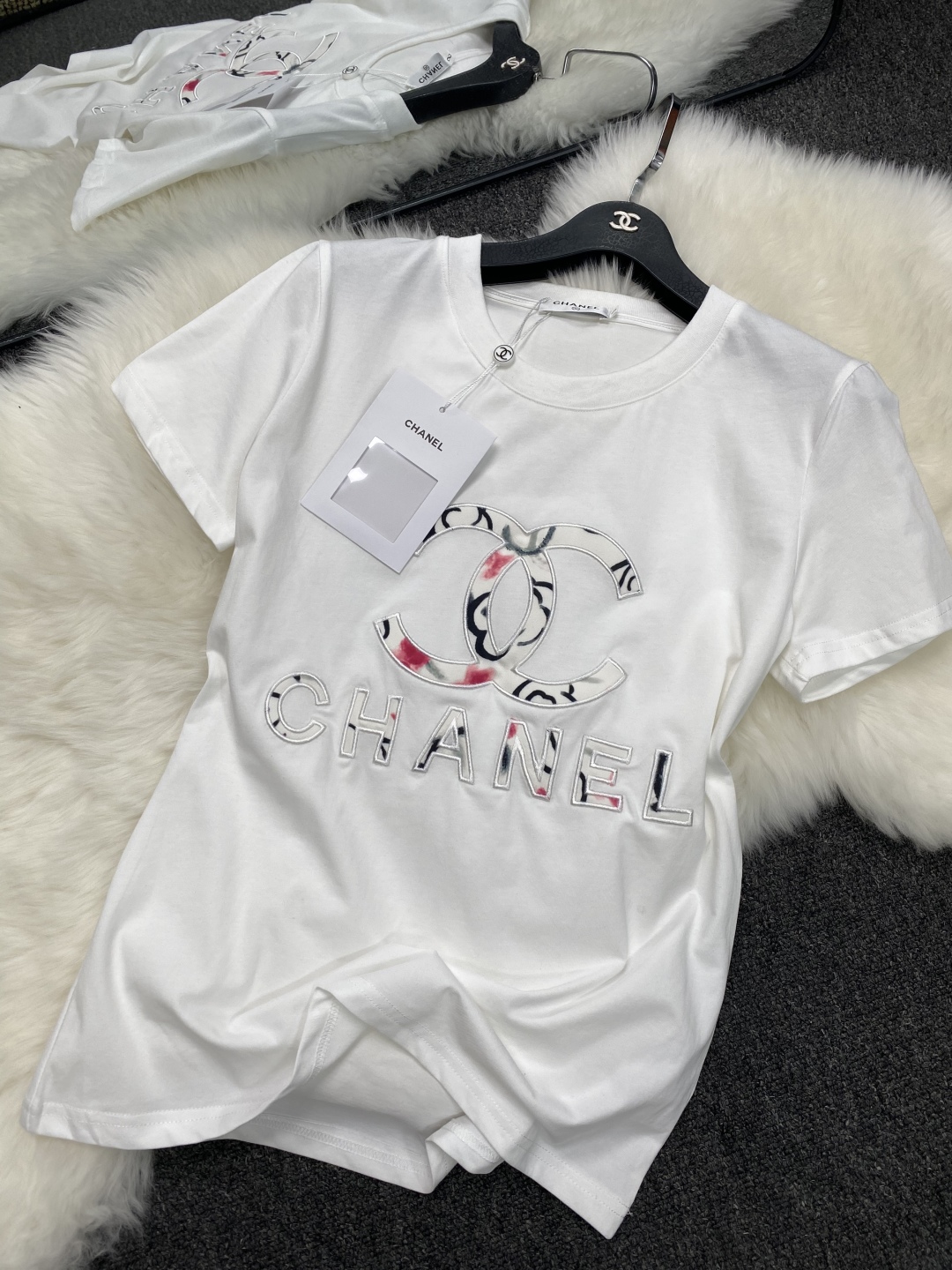 CHANEL高仿短袖T恤 女士圓領印花LOGO上衣 白色百搭款2025新款|超A仿原單精品圖片 9 CHANEL高仿短袖T恤 女士圓領印花LOGO上衣 白色百搭款2025新款|歐美奢侈品精品推薦
