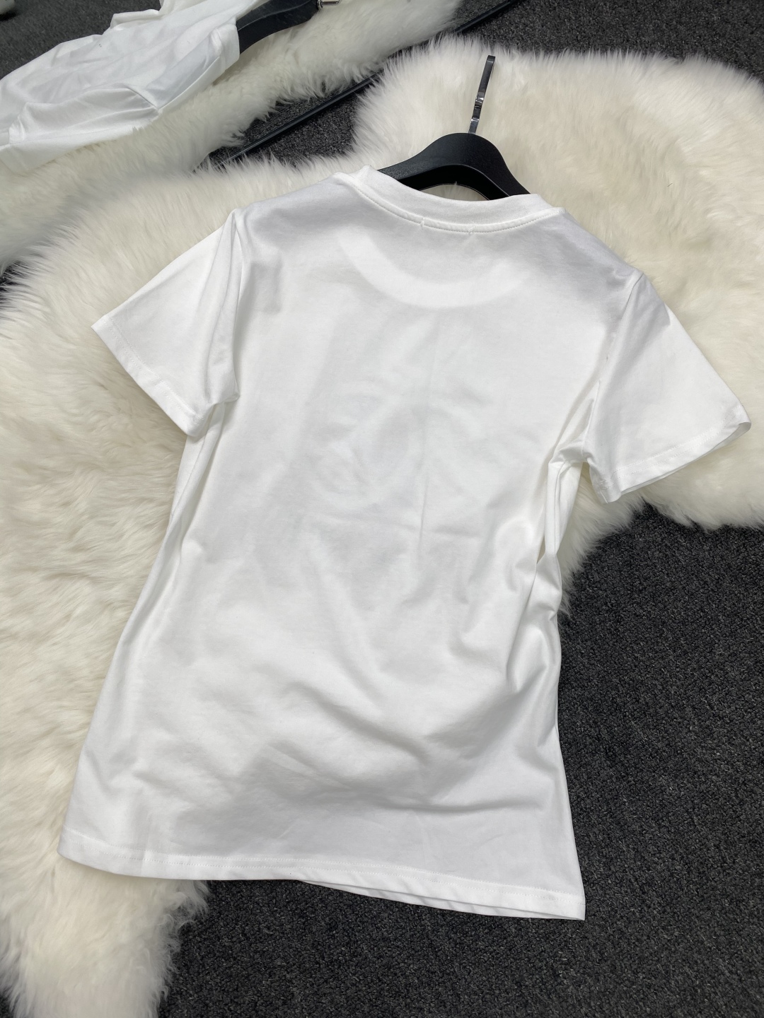 CHANEL高仿短袖T恤 女士圓領印花LOGO上衣 白色百搭款2025新款|超A仿原單精品圖片 8 CHANEL高仿短袖T恤 女士圓領印花LOGO上衣 白色百搭款2025新款|歐美奢侈品精品推薦