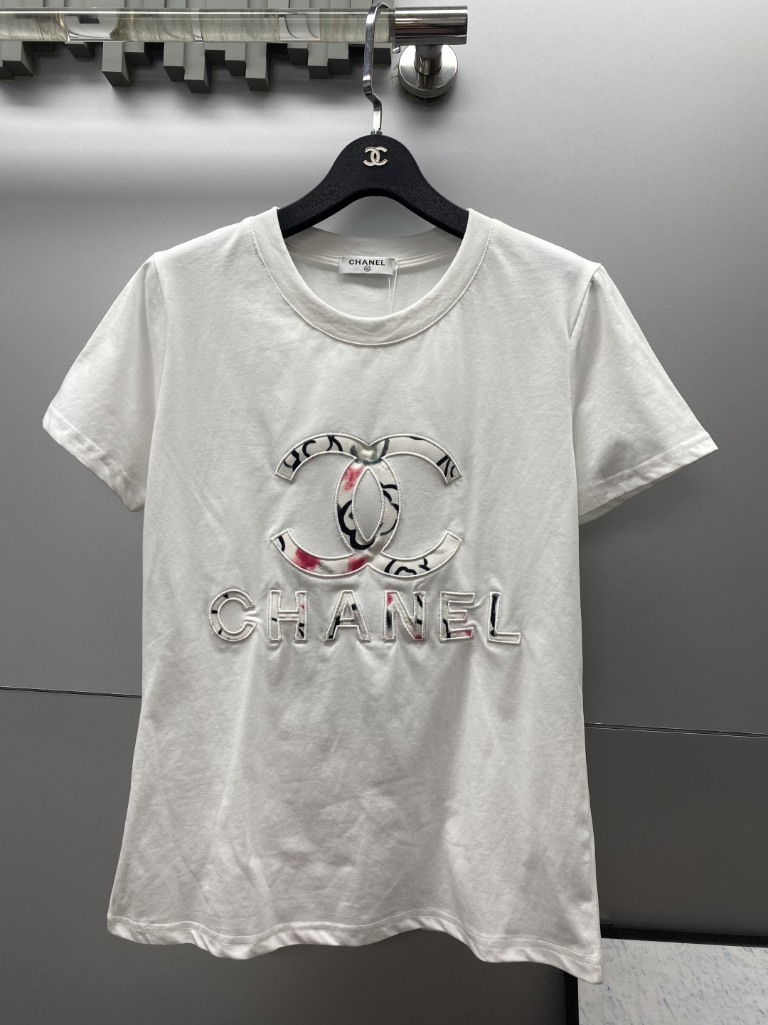 CHANEL高仿短袖T恤 女士圓領印花LOGO上衣 白色百搭款2025新款|超A仿原單精品圖片 7 CHANEL高仿短袖T恤 女士圓領印花LOGO上衣 白色百搭款2025新款|歐美奢侈品精品推薦