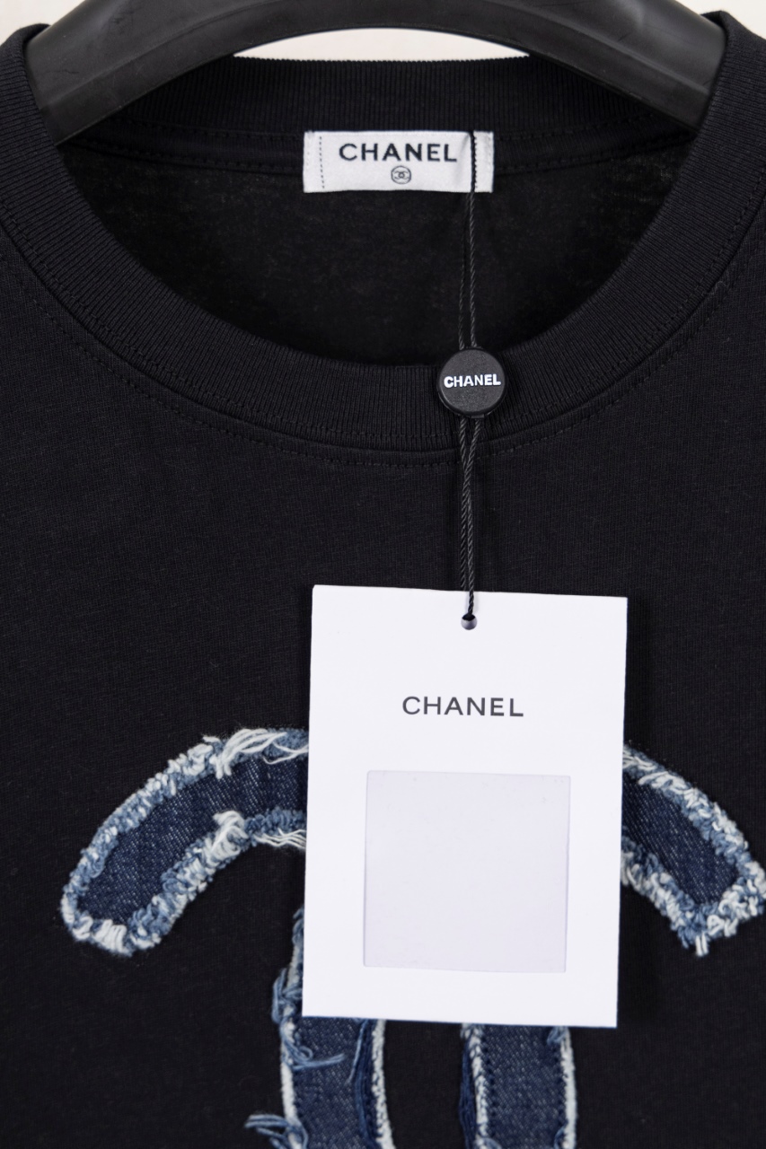 CHANEL高仿短袖T恤 男士牛仔LOGO設計黑色圓領上衣2025時尚新品｜歐美奢侈品精品推薦