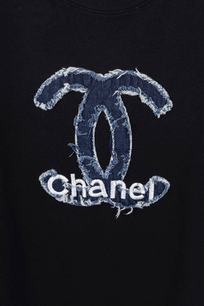 CHANEL高仿短袖T恤 男士牛仔LOGO設計黑色圓領上衣2025時尚新品｜歐美奢侈品精品推薦