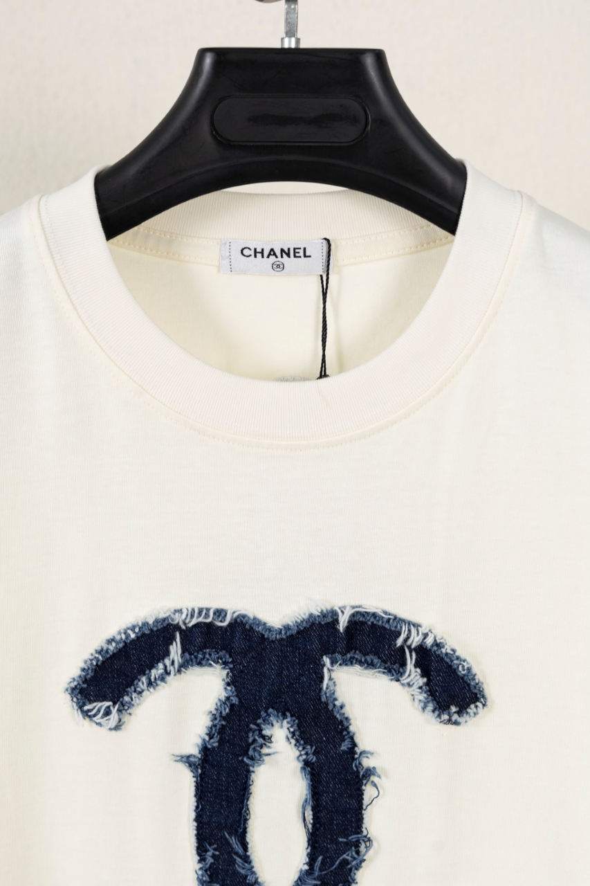 CHANEL高仿短袖T恤 女士牛仔LOGO拼接設計 白色圓領上衣2025新款|超A仿原單精品圖片 12 CHANEL高仿短袖T恤 女士牛仔LOGO拼接設計 白色圓領上衣2025新款|歐美奢侈品精品推薦