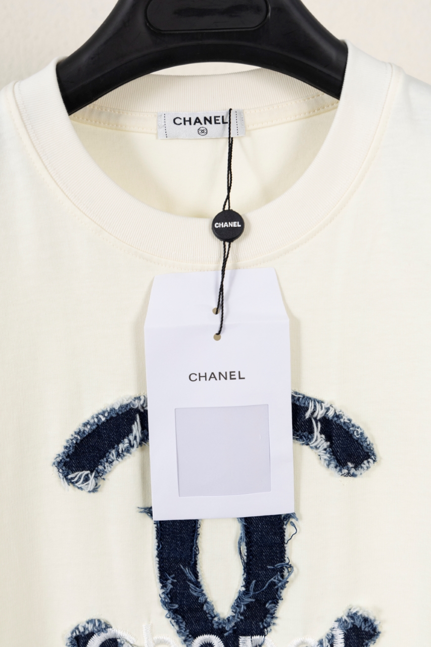 CHANEL高仿短袖T恤 女士牛仔LOGO拼接設計 白色圓領上衣2025新款|超A仿原單精品圖片 11 CHANEL高仿短袖T恤 女士牛仔LOGO拼接設計 白色圓領上衣2025新款|歐美奢侈品精品推薦