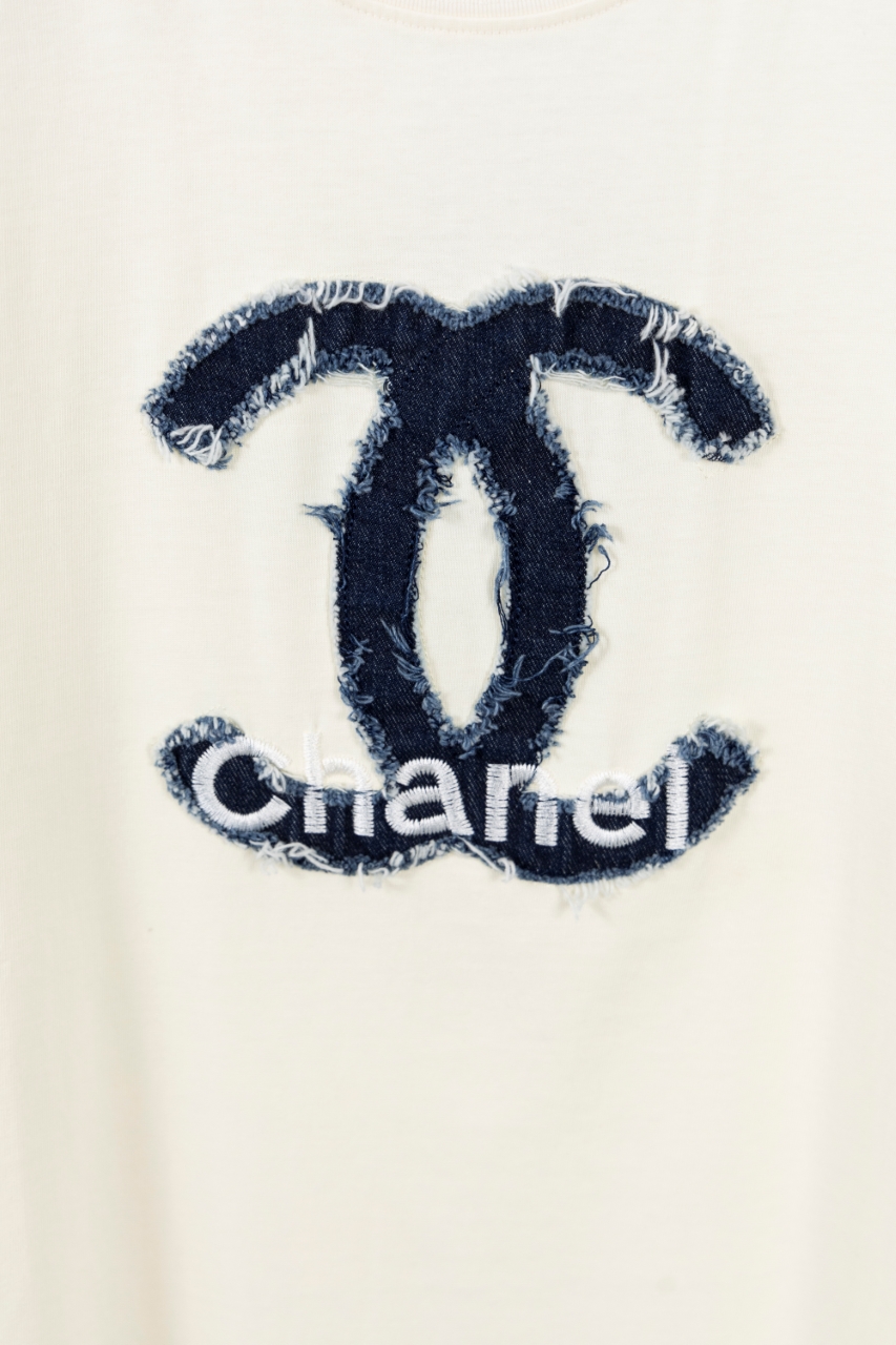 CHANEL高仿短袖T恤 女士牛仔LOGO拼接設計 白色圓領上衣2025新款|超A仿原單精品圖片 9 CHANEL高仿短袖T恤 女士牛仔LOGO拼接設計 白色圓領上衣2025新款|歐美奢侈品精品推薦