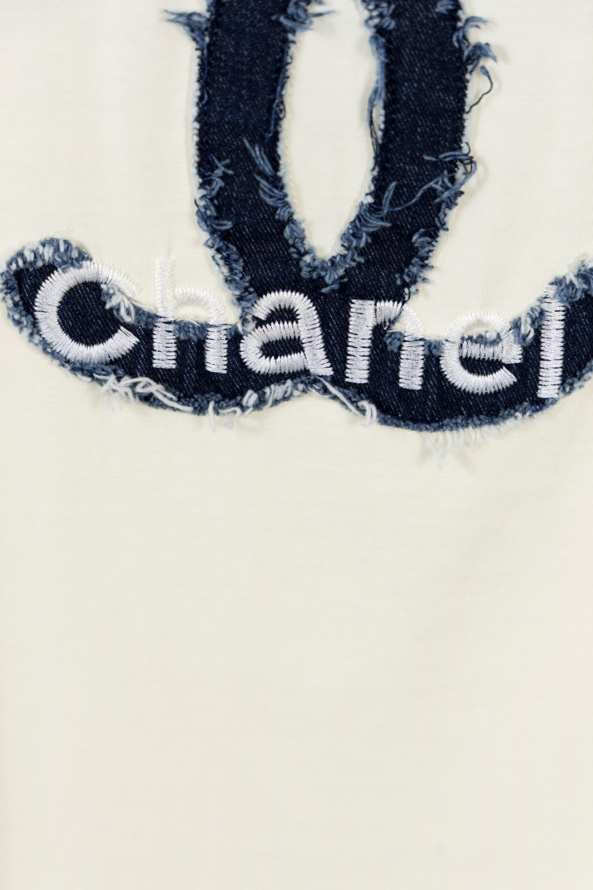 CHANEL高仿短袖T恤 女士牛仔LOGO拼接設計 白色圓領上衣2025新款|超A仿原單精品圖片 8 CHANEL高仿短袖T恤 女士牛仔LOGO拼接設計 白色圓領上衣2025新款|歐美奢侈品精品推薦