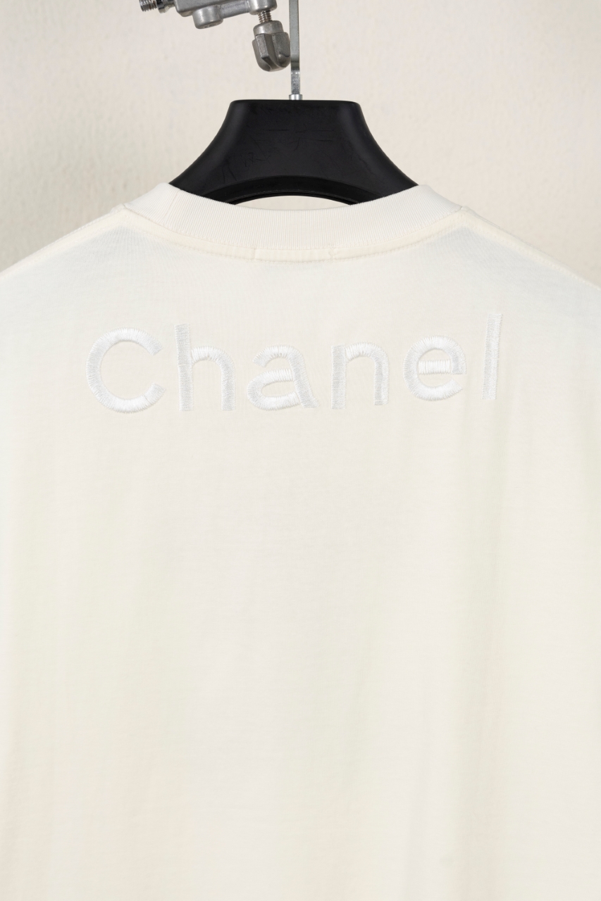 CHANEL高仿短袖T恤 女士牛仔LOGO拼接設計 白色圓領上衣2025新款|超A仿原單精品圖片 7 CHANEL高仿短袖T恤 女士牛仔LOGO拼接設計 白色圓領上衣2025新款|歐美奢侈品精品推薦