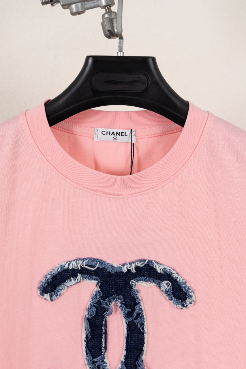 CHANEL高仿短袖T恤 女士粉色牛仔LOGO設計 圓領休閒上衣2025新品|超A仿原單精品圖片 12 CHANEL高仿短袖T恤 女士粉色牛仔LOGO設計 圓領休閒上衣2025新品|歐美奢侈品精品推薦