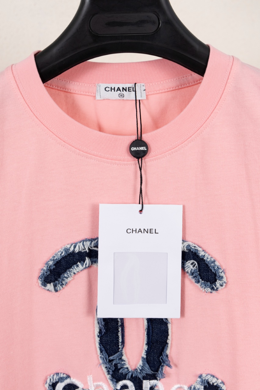 CHANEL高仿短袖T恤 女士粉色牛仔LOGO設計 圓領休閒上衣2025新品|超A仿原單精品圖片 11 CHANEL高仿短袖T恤 女士粉色牛仔LOGO設計 圓領休閒上衣2025新品|歐美奢侈品精品推薦