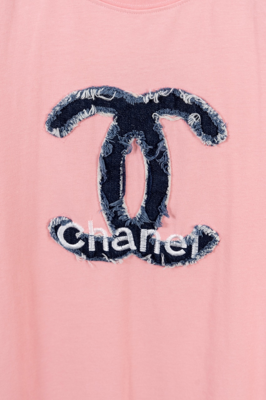 CHANEL高仿短袖T恤 女士粉色牛仔LOGO設計 圓領休閒上衣2025新品|超A仿原單精品圖片 9 CHANEL高仿短袖T恤 女士粉色牛仔LOGO設計 圓領休閒上衣2025新品|歐美奢侈品精品推薦