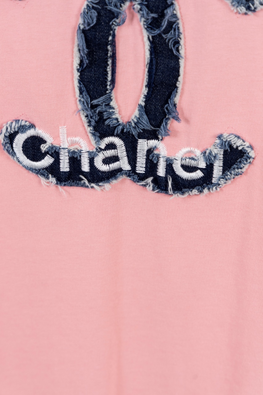 CHANEL高仿短袖T恤 女士粉色牛仔LOGO設計 圓領休閒上衣2025新品|超A仿原單精品圖片 8 CHANEL高仿短袖T恤 女士粉色牛仔LOGO設計 圓領休閒上衣2025新品|歐美奢侈品精品推薦