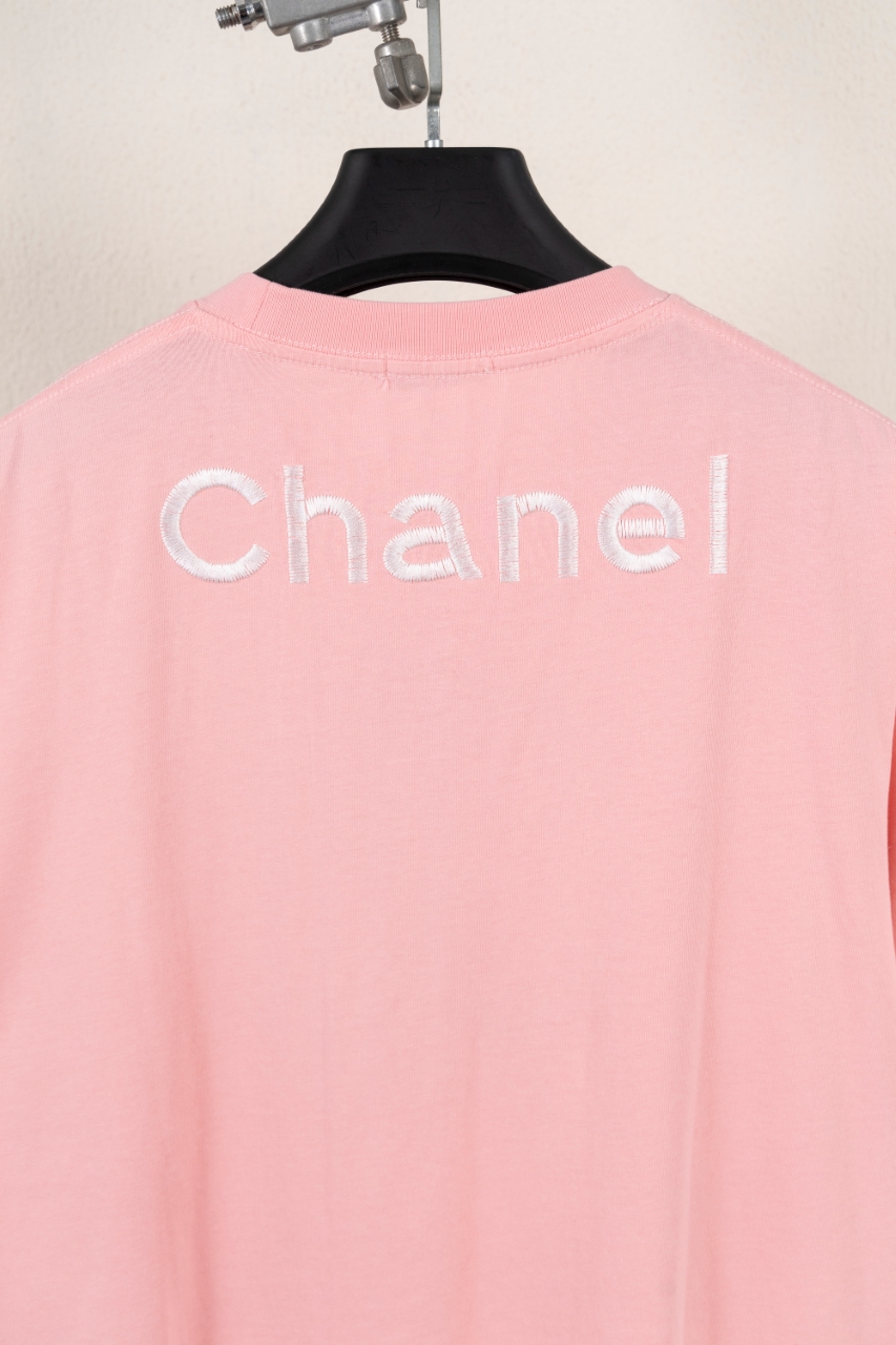 CHANEL高仿短袖T恤 女士粉色牛仔LOGO設計 圓領休閒上衣2025新品|超A仿原單精品圖片 7 CHANEL高仿短袖T恤 女士粉色牛仔LOGO設計 圓領休閒上衣2025新品|歐美奢侈品精品推薦
