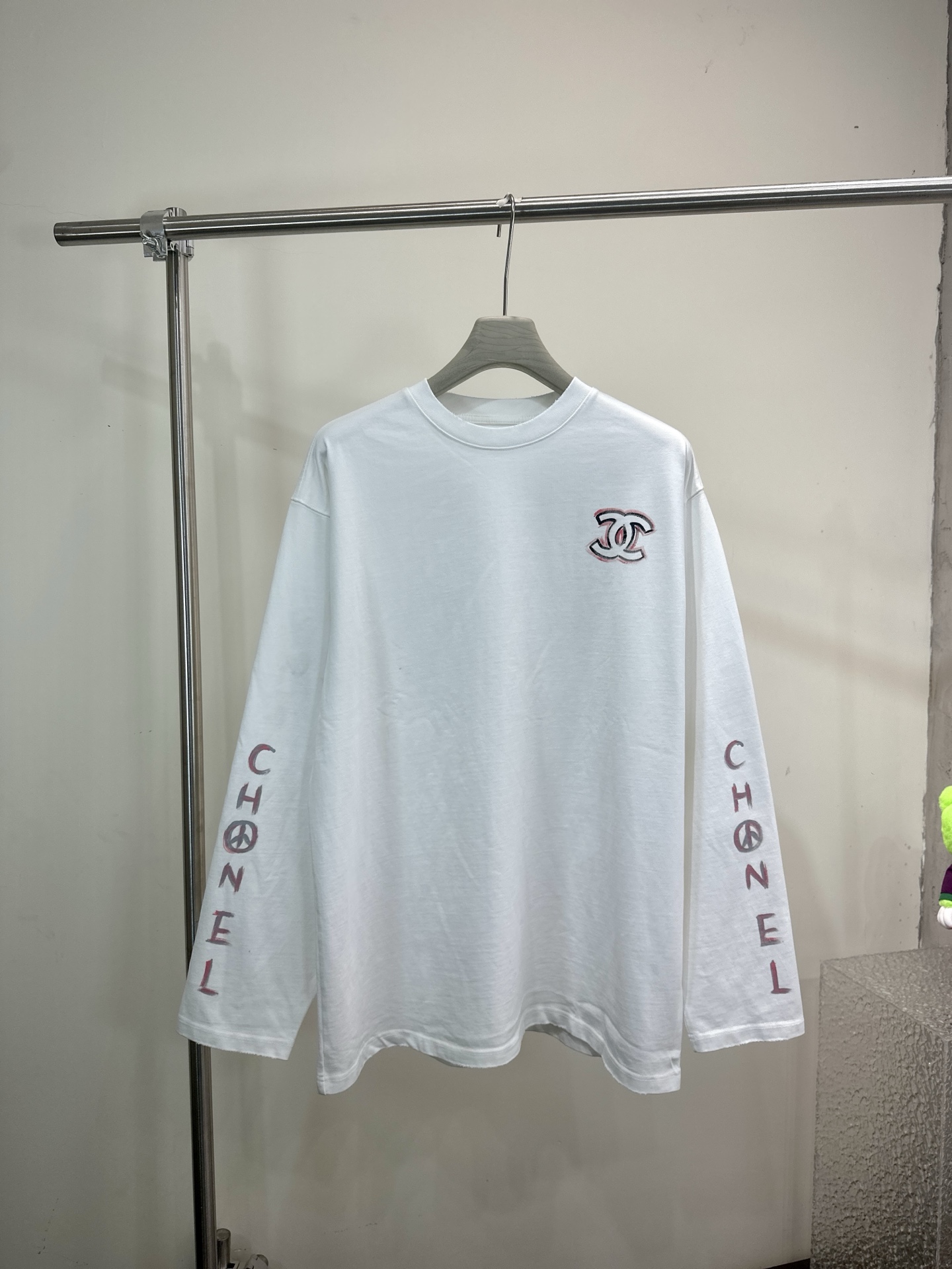 CHANEL高仿長袖T恤 女士手繪風LOGO印花設計 白色休閒上衣2025新款