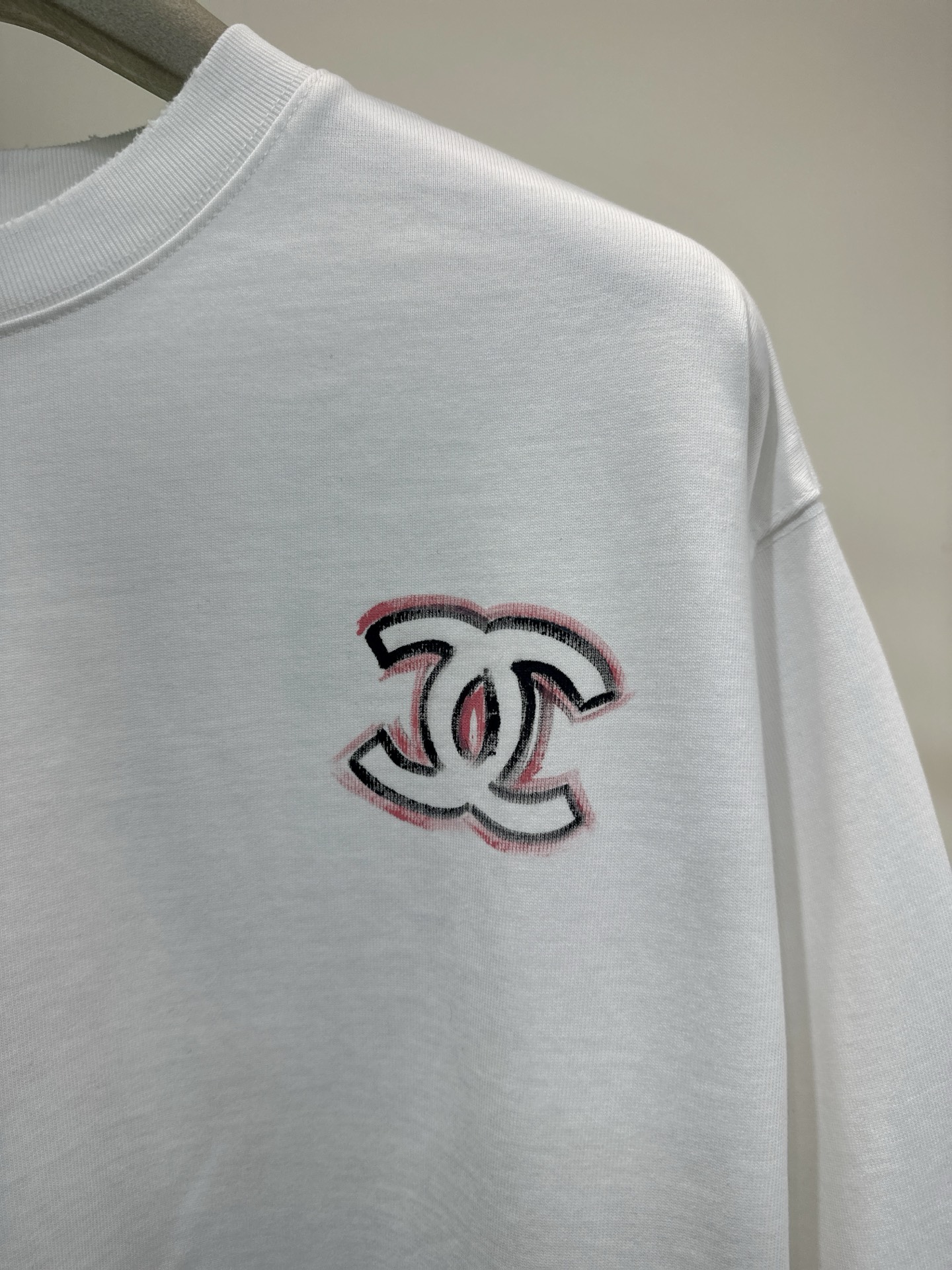 CHANEL高仿長袖T恤 女士手繪風LOGO印花設計 白色休閒上衣2025新款|超A仿原單精品圖片 12 CHANEL高仿長袖T恤 女士手繪風LOGO印花設計 白色休閒上衣2025新款|歐美奢侈品精品推薦