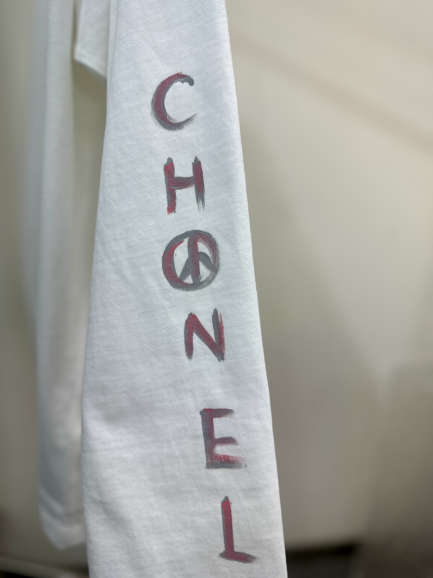 CHANEL高仿長袖T恤 女士手繪風LOGO印花設計 白色休閒上衣2025新款|超A仿原單精品圖片 11 CHANEL高仿長袖T恤 女士手繪風LOGO印花設計 白色休閒上衣2025新款|歐美奢侈品精品推薦