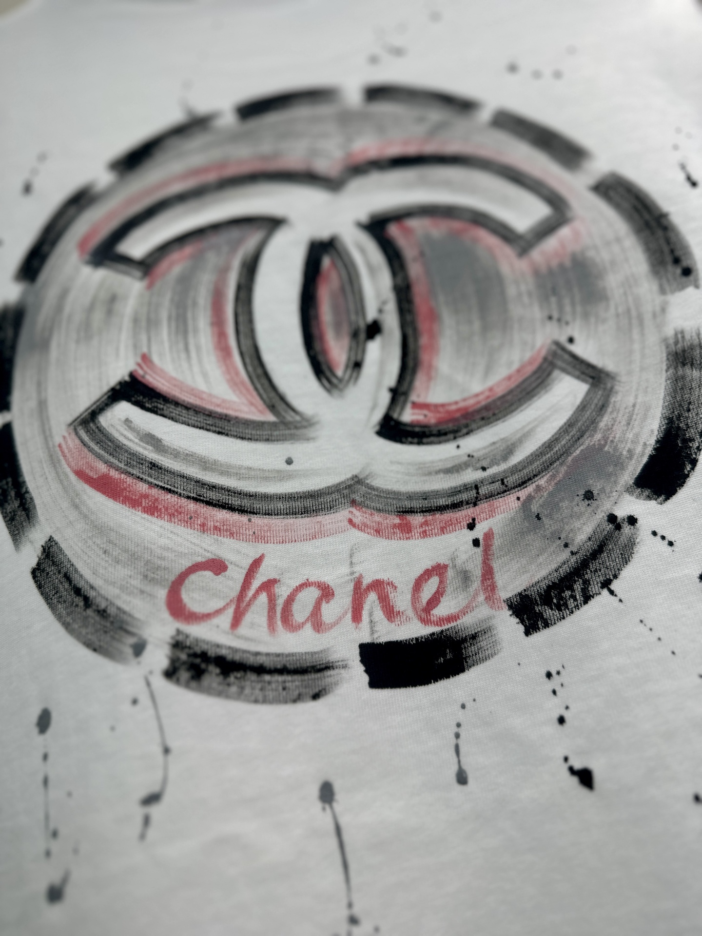 CHANEL高仿長袖T恤 女士手繪風LOGO印花設計 白色休閒上衣2025新款|超A仿原單精品圖片 9 CHANEL高仿長袖T恤 女士手繪風LOGO印花設計 白色休閒上衣2025新款|歐美奢侈品精品推薦