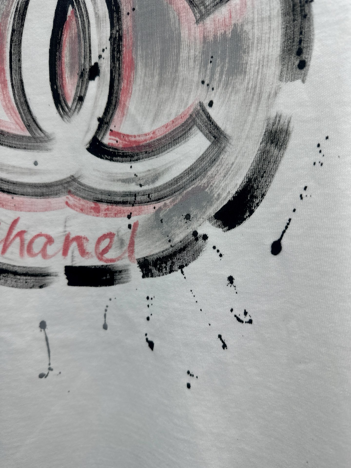 CHANEL高仿長袖T恤 女士手繪風LOGO印花設計 白色休閒上衣2025新款|超A仿原單精品圖片 7 CHANEL高仿長袖T恤 女士手繪風LOGO印花設計 白色休閒上衣2025新款|歐美奢侈品精品推薦