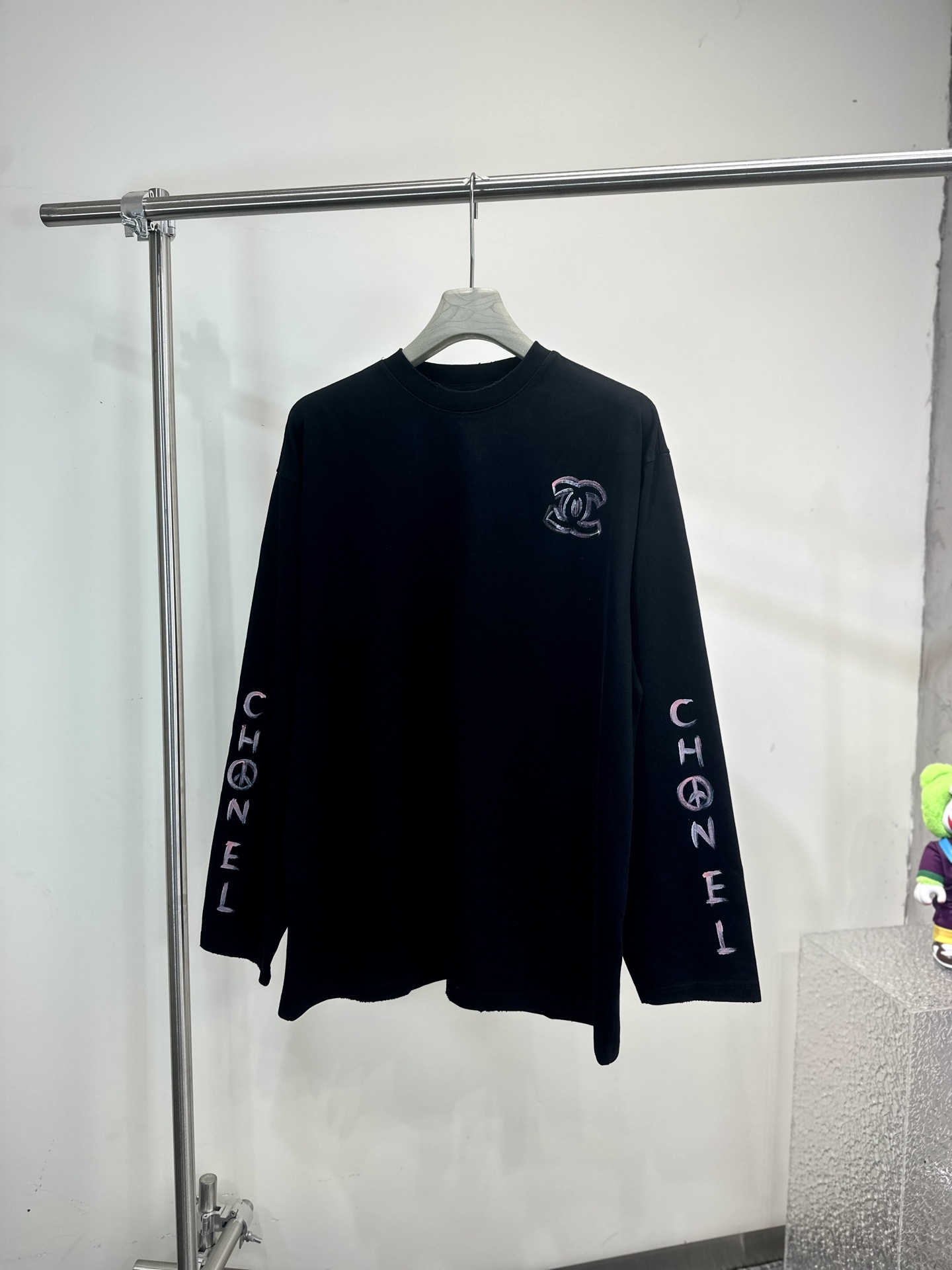 CHANEL高仿長袖T恤 女士黑色手繪LOGO印花上衣2025春秋新款|超A仿原單精品圖片 13 CHANEL高仿長袖T恤 女士黑色手繪LOGO印花上衣2025春秋新款|歐美奢侈品精品推薦