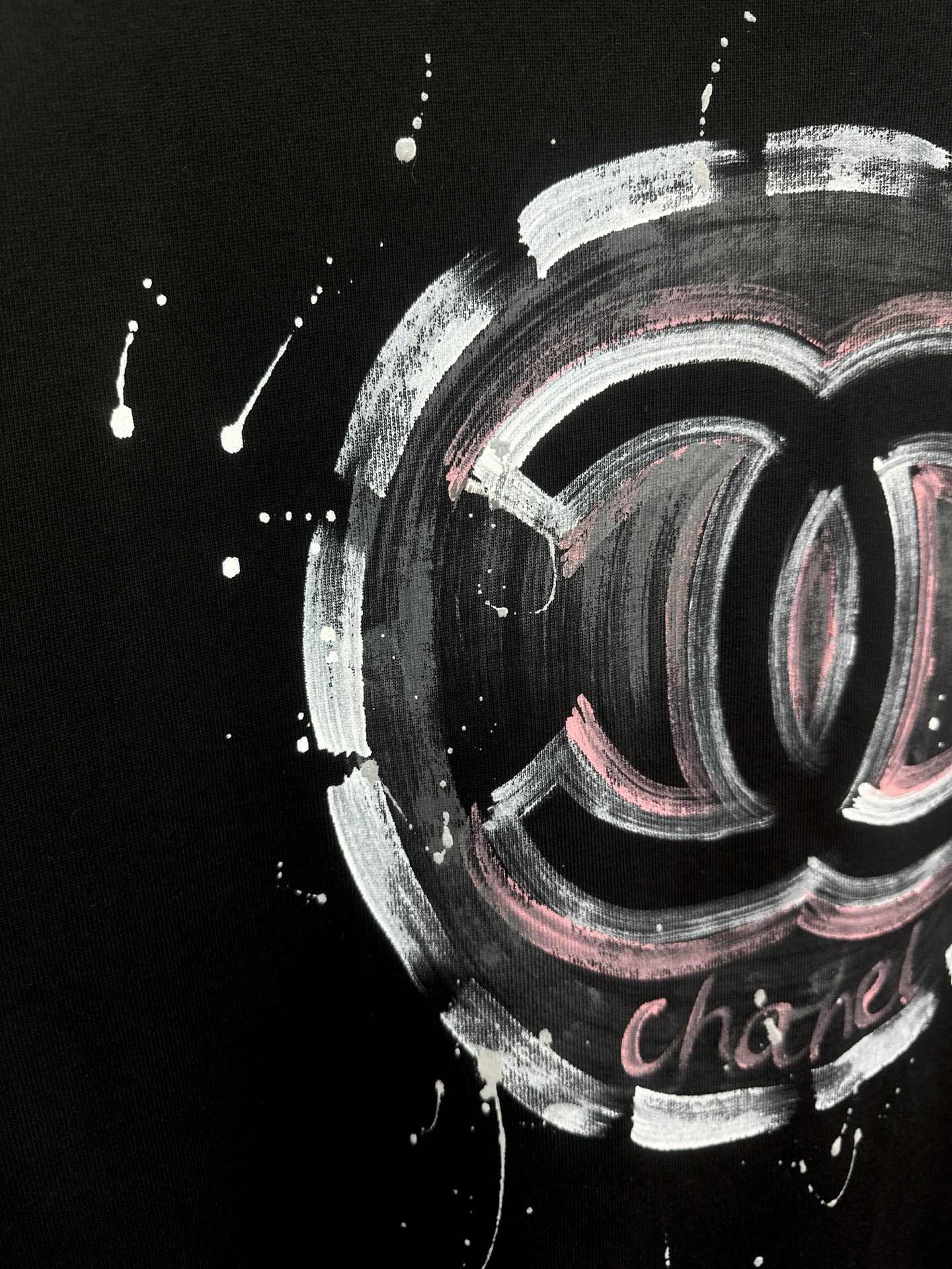 CHANEL高仿長袖T恤 女士黑色手繪LOGO印花上衣2025春秋新款|超A仿原單精品圖片 12 CHANEL高仿長袖T恤 女士黑色手繪LOGO印花上衣2025春秋新款|歐美奢侈品精品推薦