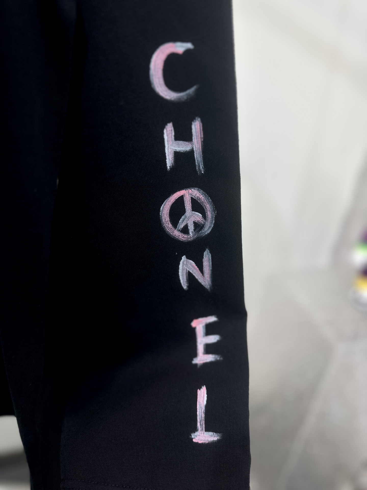 CHANEL高仿長袖T恤 女士黑色手繪LOGO印花上衣2025春秋新款|超A仿原單精品圖片 11 CHANEL高仿長袖T恤 女士黑色手繪LOGO印花上衣2025春秋新款|歐美奢侈品精品推薦