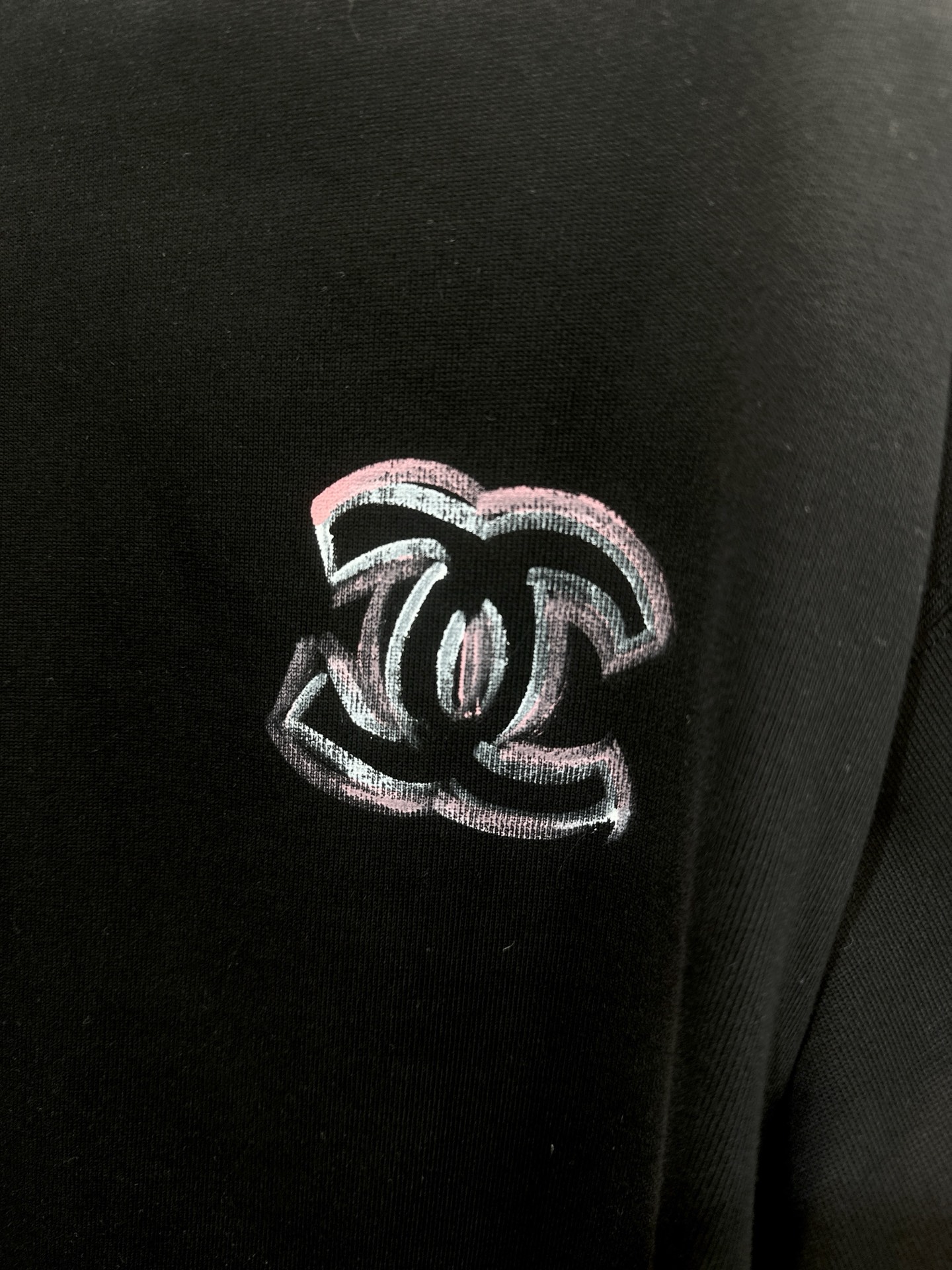 CHANEL高仿長袖T恤 女士黑色手繪LOGO印花上衣2025春秋新款|超A仿原單精品圖片 9 CHANEL高仿長袖T恤 女士黑色手繪LOGO印花上衣2025春秋新款|歐美奢侈品精品推薦
