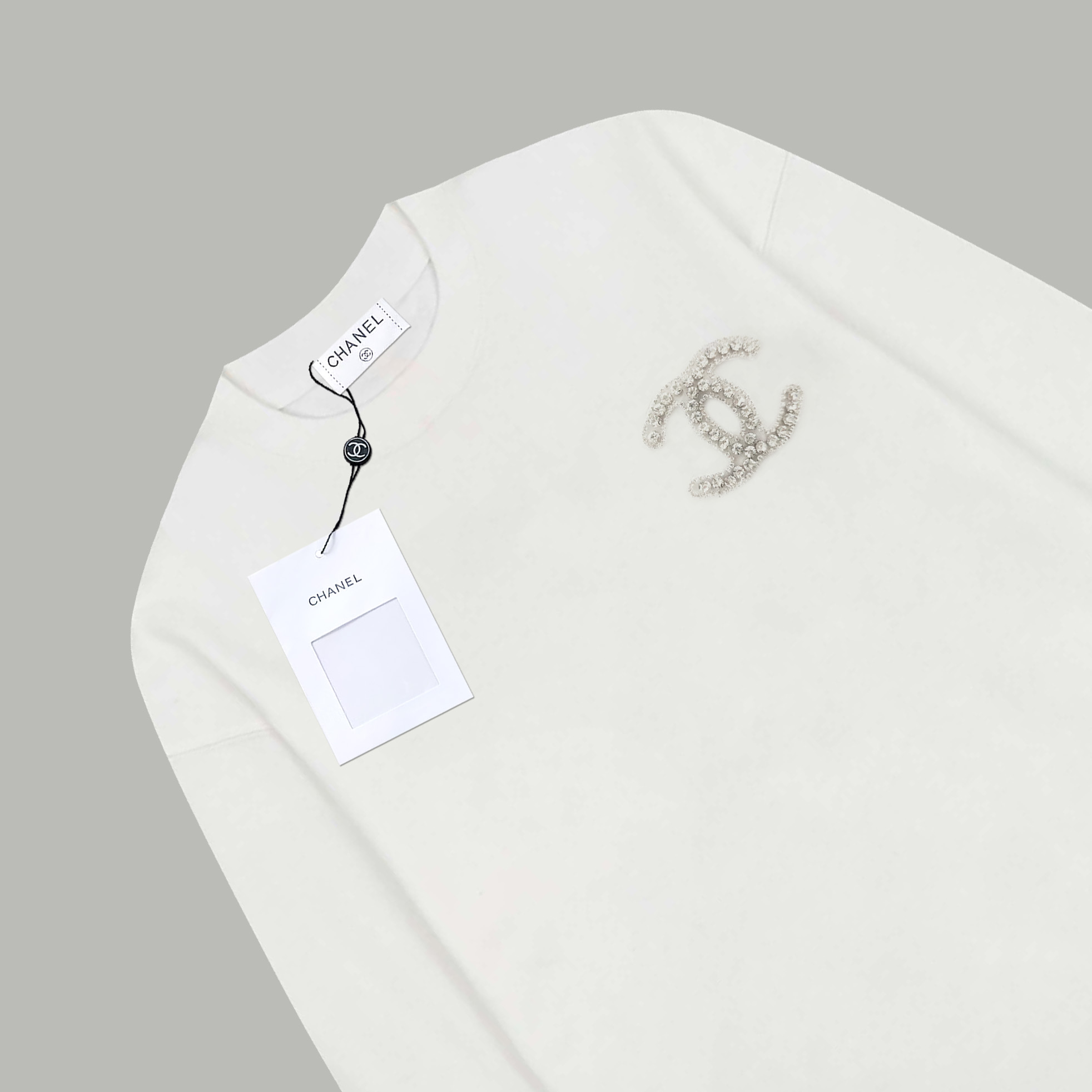 CHANEL高仿長袖衛衣 女士白色珍珠LOGO設計圓領上衣2025新品|超A仿原單精品圖片 12 CHANEL高仿長袖衛衣 女士白色珍珠LOGO設計圓領上衣2025新品|歐美奢侈品精品推薦