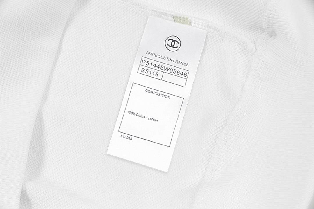 CHANEL高仿長袖衛衣 女士白色珍珠LOGO設計圓領上衣2025新品|超A仿原單精品圖片 7 CHANEL高仿長袖衛衣 女士白色珍珠LOGO設計圓領上衣2025新品|歐美奢侈品精品推薦