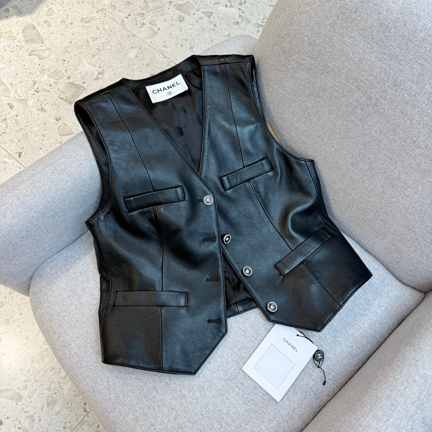 CHANEL高仿皮革馬甲背心 女士V領修身剪裁 黑色經典款|超A仿原單精品圖片 3 CHANEL高仿皮革馬甲背心 女士V領修身剪裁 黑色經典款|歐美奢侈品精品推薦