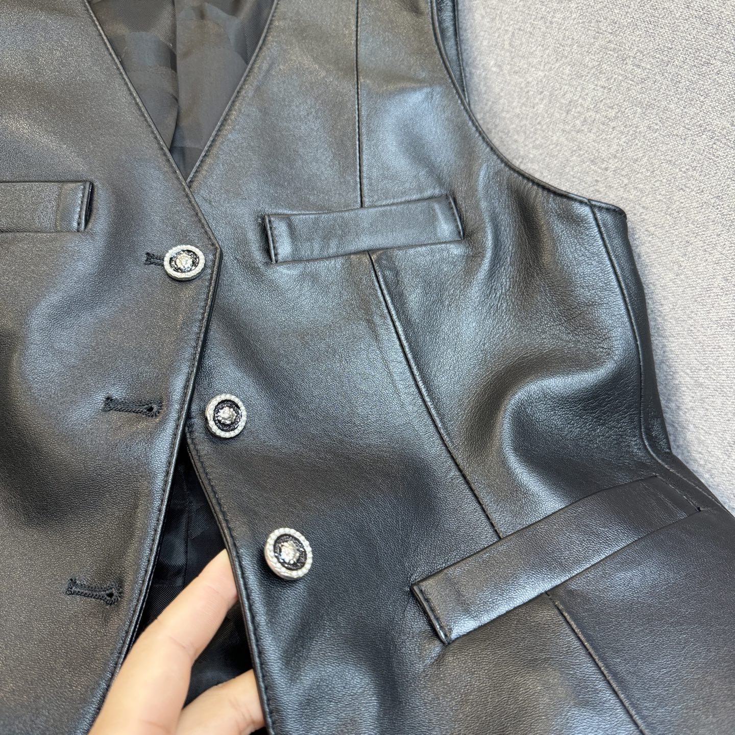 CHANEL高仿皮革馬甲背心 女士V領修身剪裁 黑色經典款|超A仿原單精品圖片 14 CHANEL高仿皮革馬甲背心 女士V領修身剪裁 黑色經典款|歐美奢侈品精品推薦