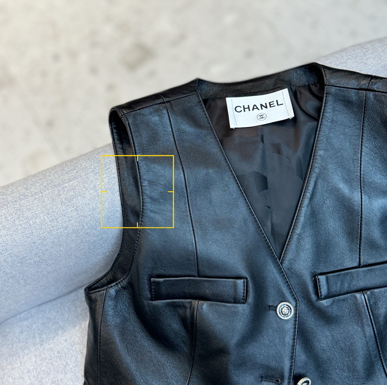 CHANEL高仿皮革馬甲背心 女士V領修身剪裁 黑色經典款|超A仿原單精品圖片 13 CHANEL高仿皮革馬甲背心 女士V領修身剪裁 黑色經典款|歐美奢侈品精品推薦