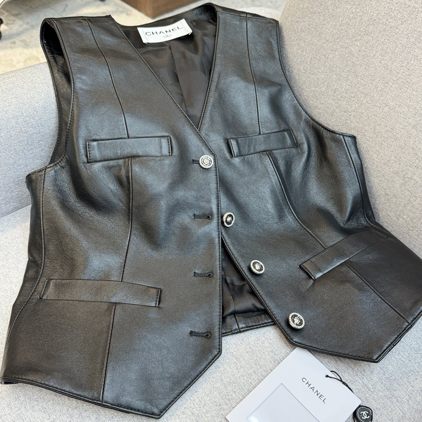 CHANEL高仿皮革馬甲背心 女士V領修身剪裁 黑色經典款|超A仿原單精品圖片 12 CHANEL高仿皮革馬甲背心 女士V領修身剪裁 黑色經典款|歐美奢侈品精品推薦