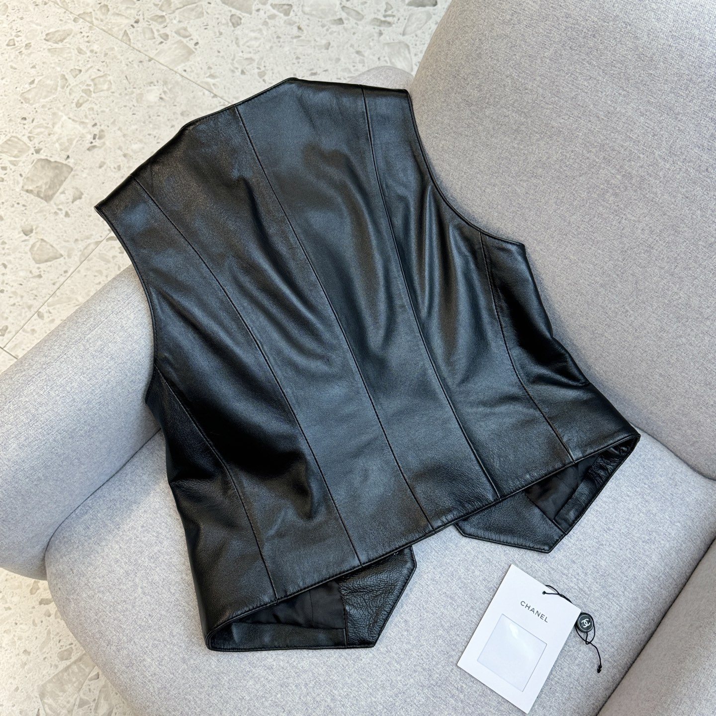 CHANEL高仿皮革馬甲背心 女士V領修身剪裁 黑色經典款|超A仿原單精品圖片 11 CHANEL高仿皮革馬甲背心 女士V領修身剪裁 黑色經典款|歐美奢侈品精品推薦