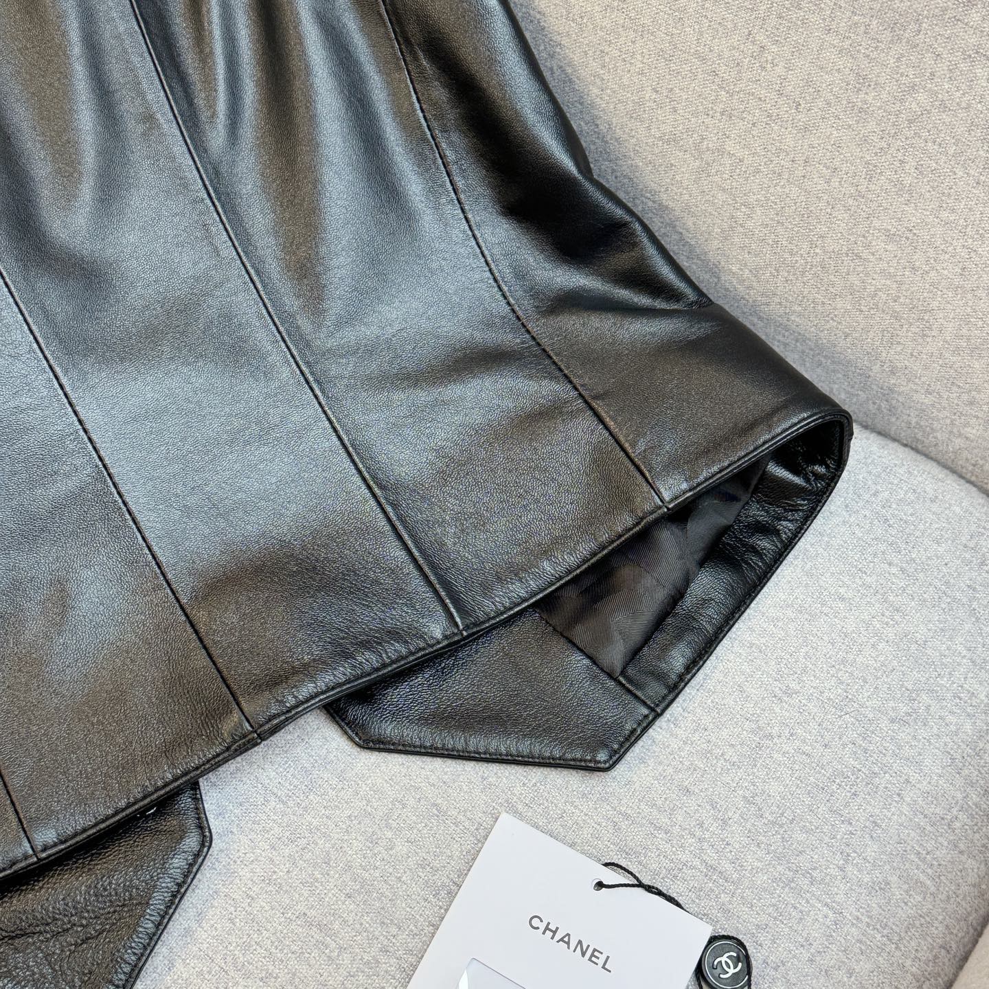 CHANEL高仿皮革馬甲背心 女士V領修身剪裁 黑色經典款|超A仿原單精品圖片 10 CHANEL高仿皮革馬甲背心 女士V領修身剪裁 黑色經典款|歐美奢侈品精品推薦