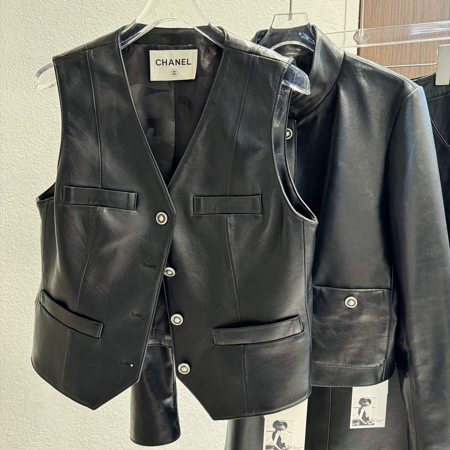 CHANEL高仿皮革馬甲背心 女士V領修身剪裁 黑色經典款|超A仿原單精品圖片 9 CHANEL高仿皮革馬甲背心 女士V領修身剪裁 黑色經典款|歐美奢侈品精品推薦