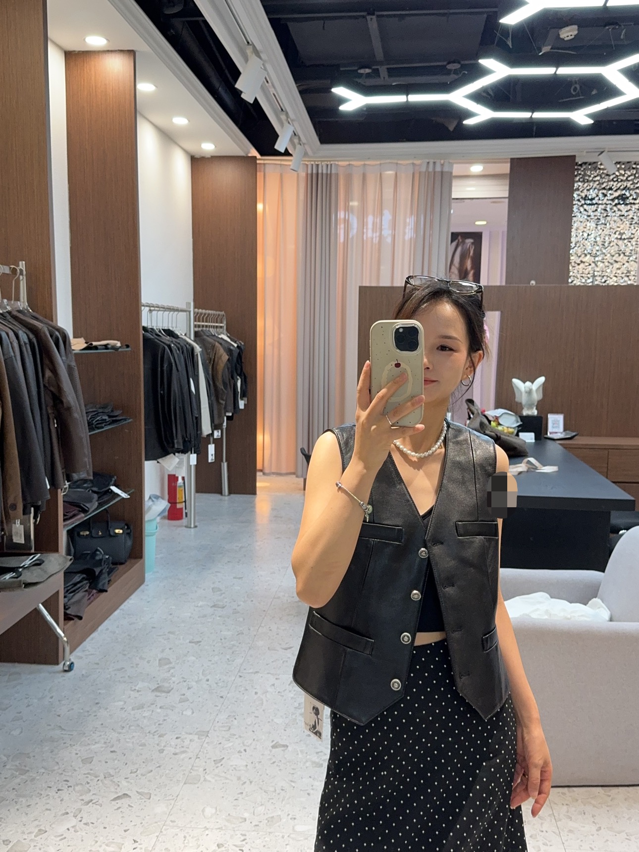 CHANEL高仿皮革馬甲背心 女士V領修身剪裁 黑色經典款|超A仿原單精品圖片 8 CHANEL高仿皮革馬甲背心 女士V領修身剪裁 黑色經典款|歐美奢侈品精品推薦