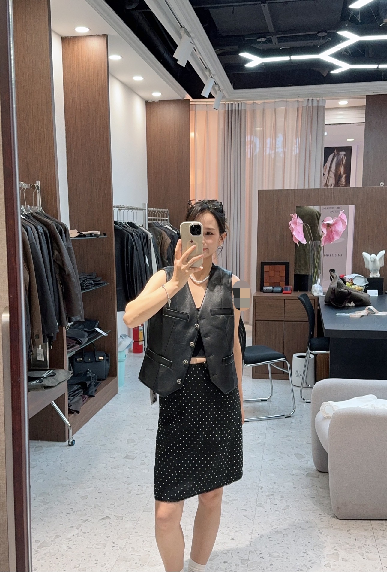 CHANEL高仿皮革馬甲背心 女士V領修身剪裁 黑色經典款|超A仿原單精品圖片 7 CHANEL高仿皮革馬甲背心 女士V領修身剪裁 黑色經典款|歐美奢侈品精品推薦