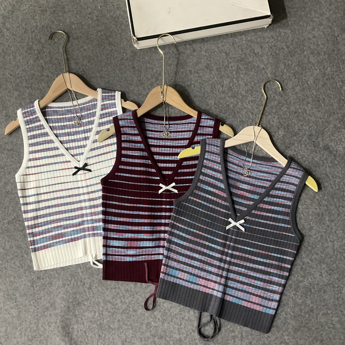 CHANEL原單仿製針織背心 女士條紋V領設計 三色可選|超A仿原單精品圖片 3 CHANEL原單仿製針織背心 女士條紋V領設計 三色可選|歐美奢侈品精品推薦