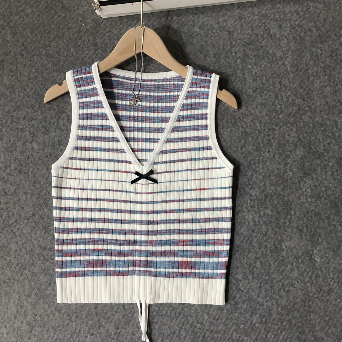 CHANEL原單仿製針織背心 女士條紋V領設計 三色可選|超A仿原單精品圖片 11 CHANEL原單仿製針織背心 女士條紋V領設計 三色可選|歐美奢侈品精品推薦