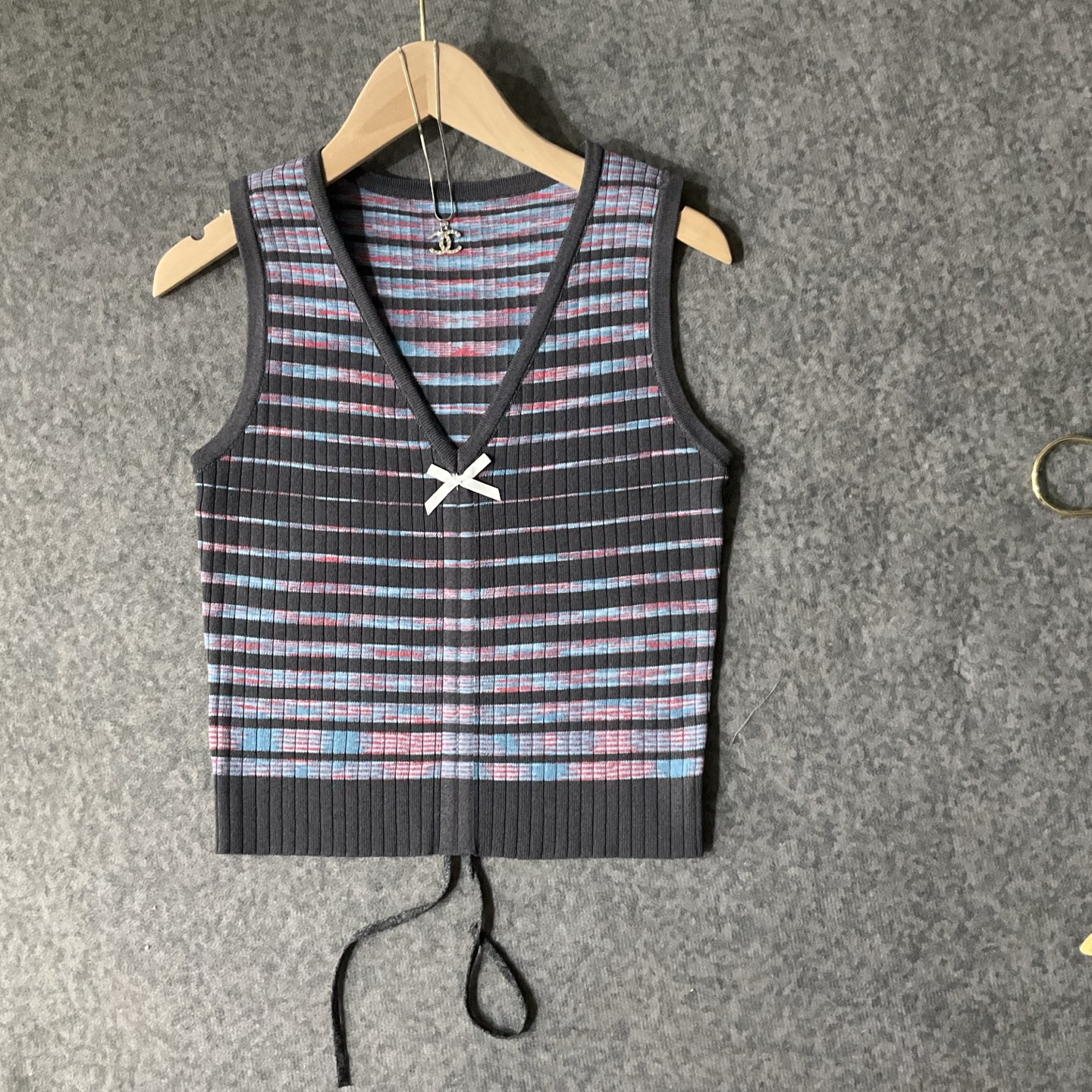 CHANEL原單仿製針織背心 女士條紋V領設計 三色可選|超A仿原單精品圖片 9 CHANEL原單仿製針織背心 女士條紋V領設計 三色可選|歐美奢侈品精品推薦