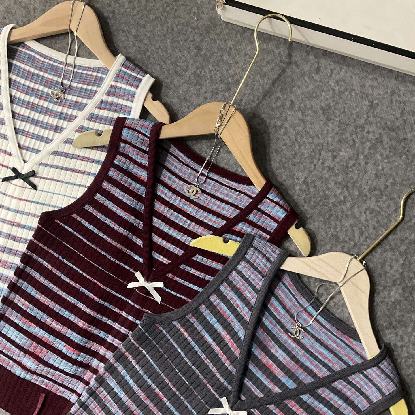 CHANEL原單仿製針織背心 女士條紋V領設計 三色可選|超A仿原單精品圖片 8 CHANEL原單仿製針織背心 女士條紋V領設計 三色可選|歐美奢侈品精品推薦