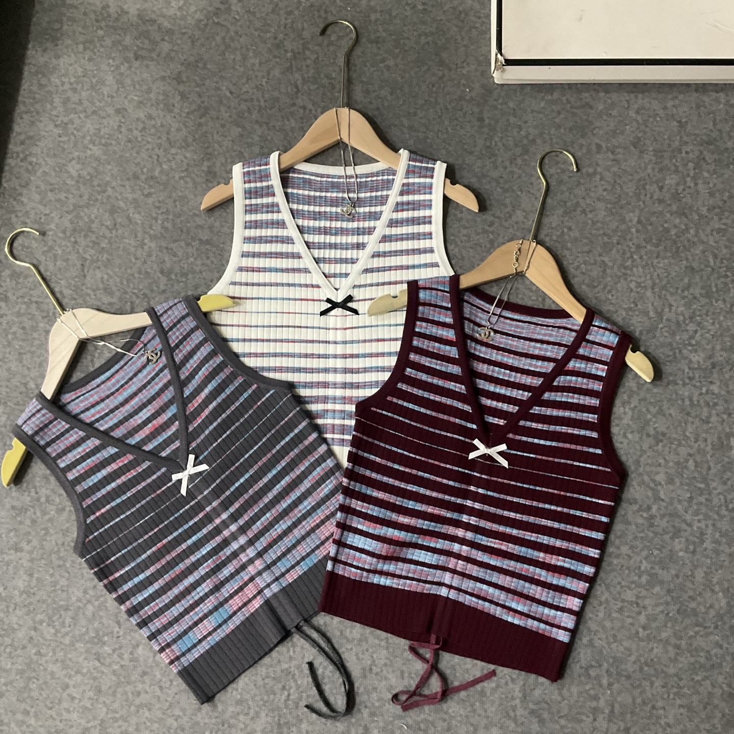 CHANEL原單仿製針織背心 女士條紋V領設計 三色可選|超A仿原單精品圖片 7 CHANEL原單仿製針織背心 女士條紋V領設計 三色可選|歐美奢侈品精品推薦