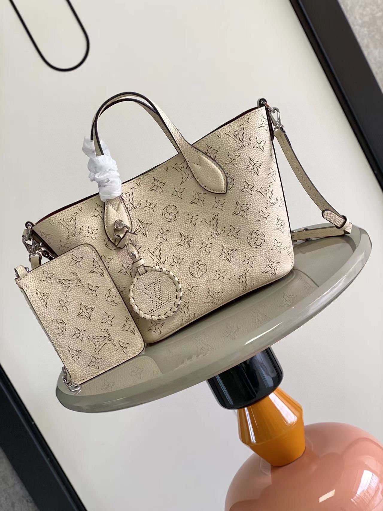 LV精品仿製女士托特包奶白壓花皮革高雅氣質手提包