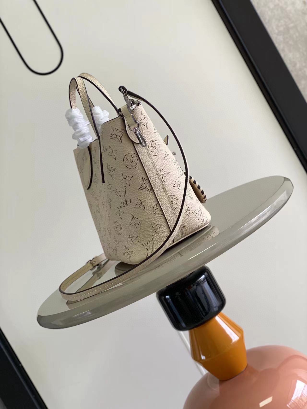 LV精品仿製女士托特包奶白壓花皮革高雅氣質手提包|超A仿原單精品圖片 14 LV精品仿製女士托特包奶白壓花皮革高雅氣質手提包|歐美奢侈品精品推薦