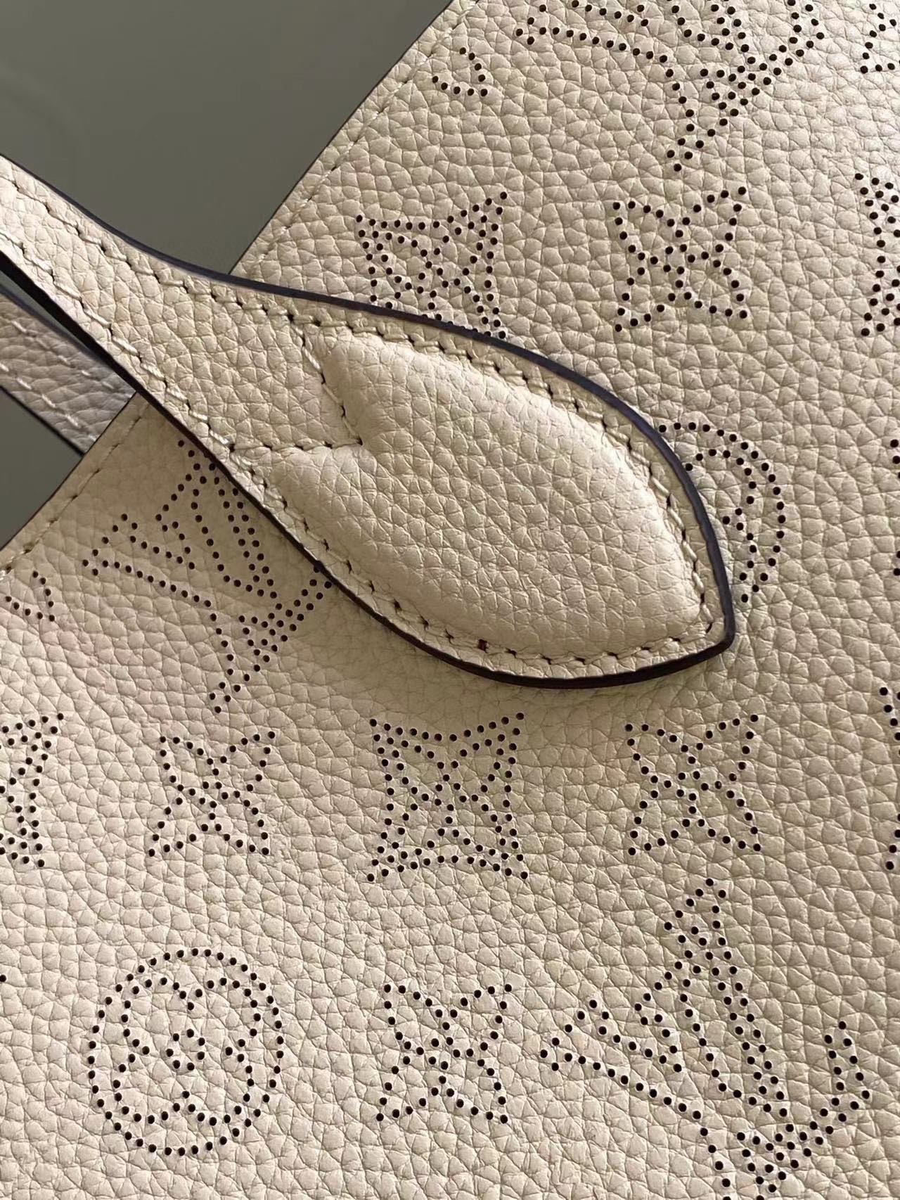 LV精品仿製女士托特包奶白壓花皮革高雅氣質手提包｜歐美奢侈品精品推薦