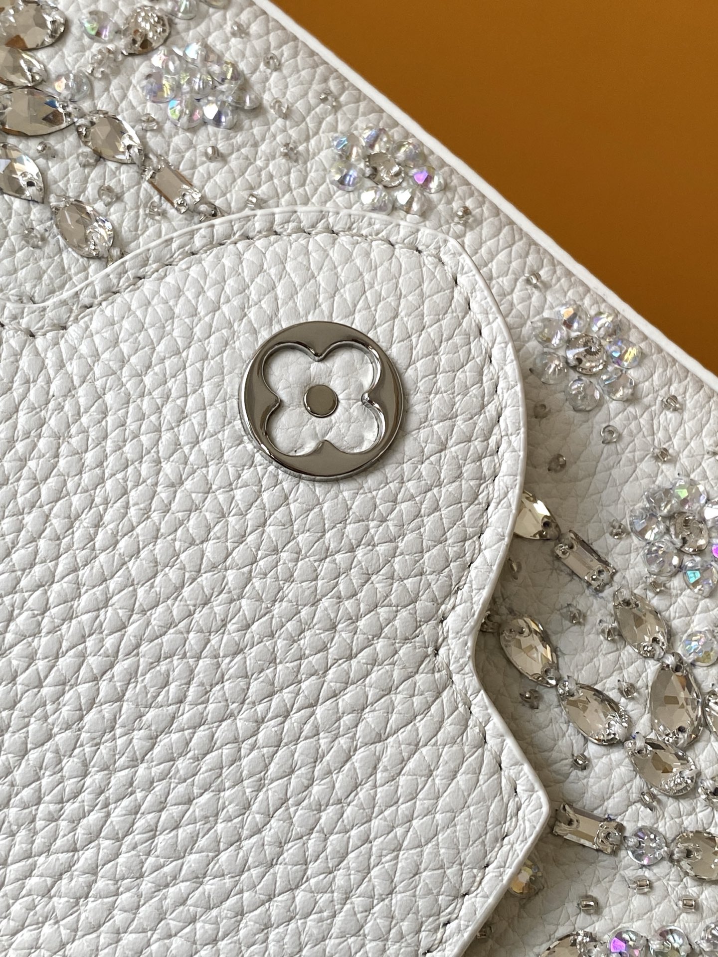 LV精品仿製女士手提包白色鑽飾刺繡小號款 奢華時尚氣質造型｜歐美奢侈品精品推薦