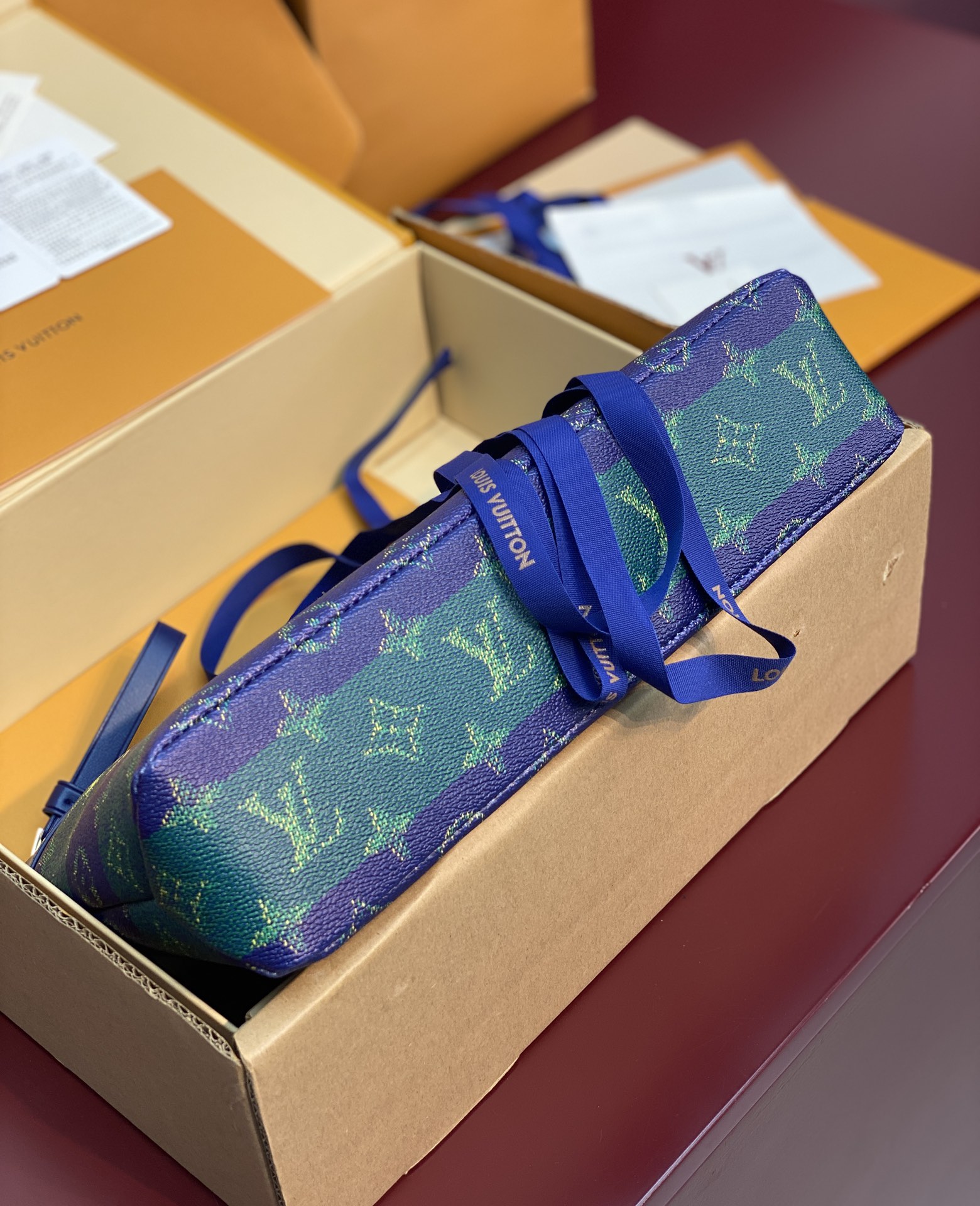 LV精品仿製男士手拿包藍綠漸層設計 潮流新款奢華質感|超A仿原單精品圖片 15 LV精品仿製男士手拿包藍綠漸層設計 潮流新款奢華質感|歐美奢侈品精品推薦