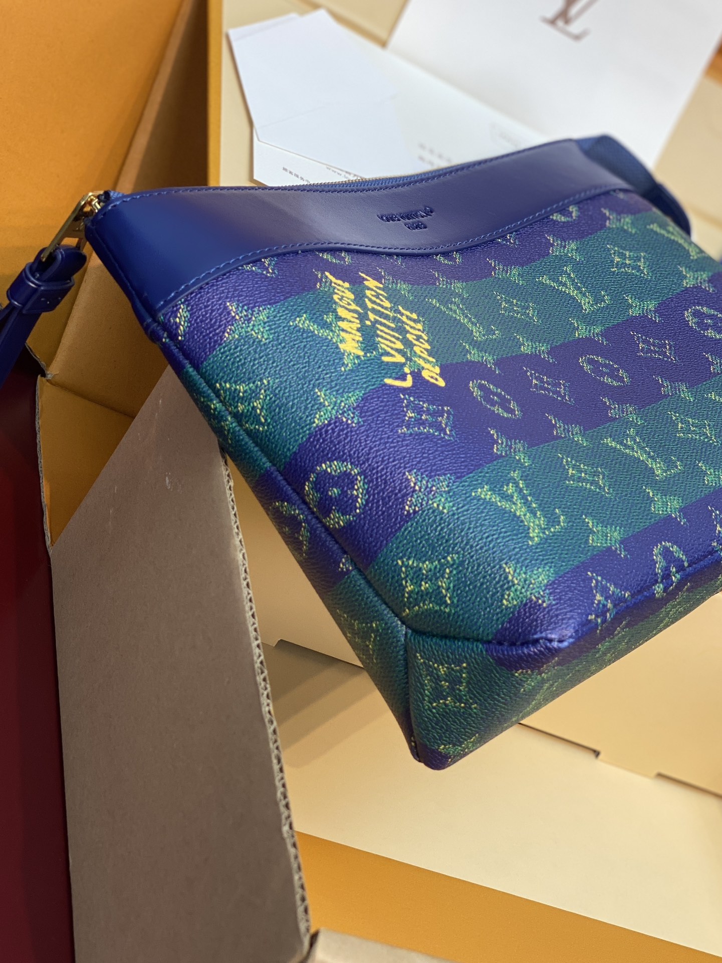 LV精品仿製男士手拿包藍綠漸層設計 潮流新款奢華質感｜歐美奢侈品精品推薦