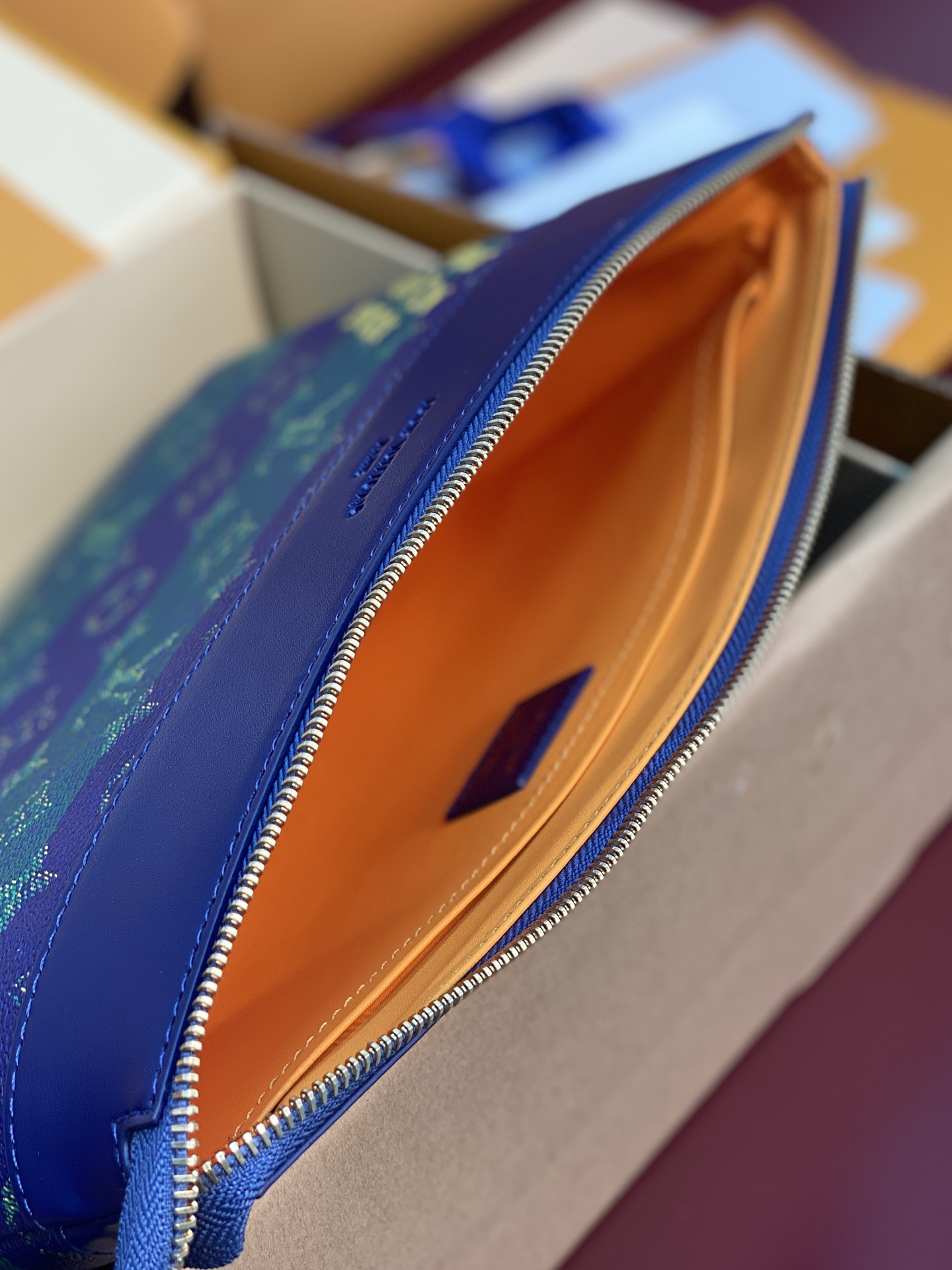 LV精品仿製男士手拿包藍綠漸層設計 潮流新款奢華質感｜歐美奢侈品精品推薦